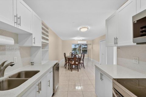 Condo in Miami, Florida, 1 bedroom  № 2247543 - photo 13