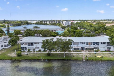 Condo in Miami, Florida, 1 bedroom  № 2247543 - photo 25