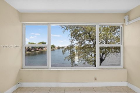 Condo in Miami, Florida, 1 bedroom  № 2247543 - photo 15