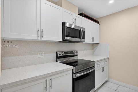 Condo in Miami, Florida, 1 bedroom  № 2247543 - photo 8