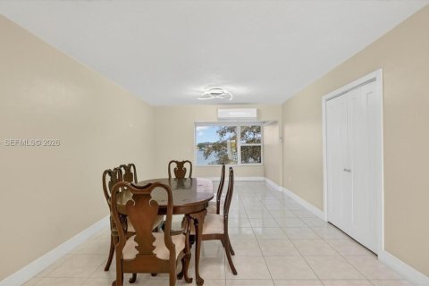 Condo in Miami, Florida, 1 bedroom  № 2247543 - photo 10