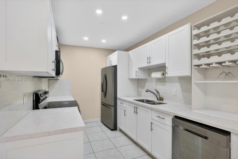 Condo in Miami, Florida, 1 bedroom  № 2247543 - photo 7