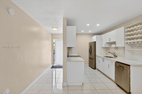 Condo in Miami, Florida, 1 bedroom  № 2247543 - photo 6
