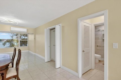 Condo in Miami, Florida, 1 bedroom  № 2247543 - photo 14