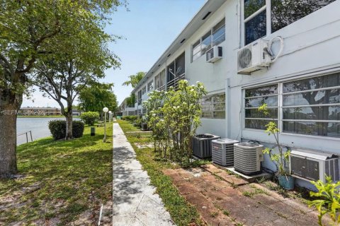 Condo in Miami, Florida, 1 bedroom  № 2247543 - photo 23