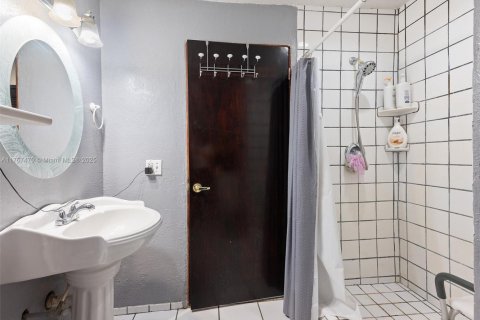 Купить виллу или дом в Хомстед, Флорида 5 спален, 387.03м2, № 1962977 - фото 16