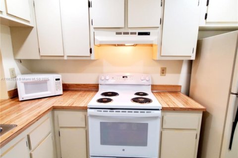 Condo in Sunrise, Florida, 2 bedrooms № 1981681 - photo 1
