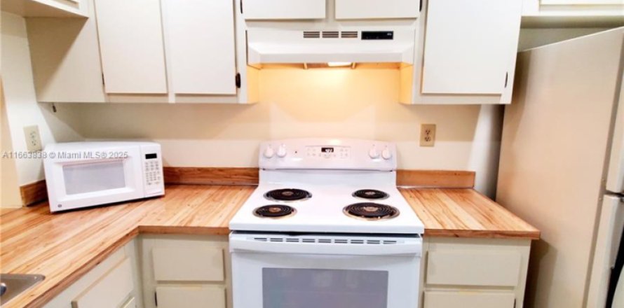 Condo in Sunrise, Florida, 2 bedrooms № 1981681