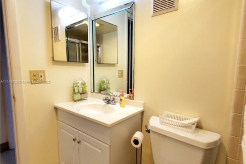 Condo in Sunrise, Florida, 2 bedrooms № 1981681 - photo 27
