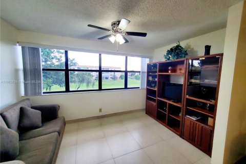 Condo in Sunrise, Florida, 2 bedrooms № 1981681 - photo 16