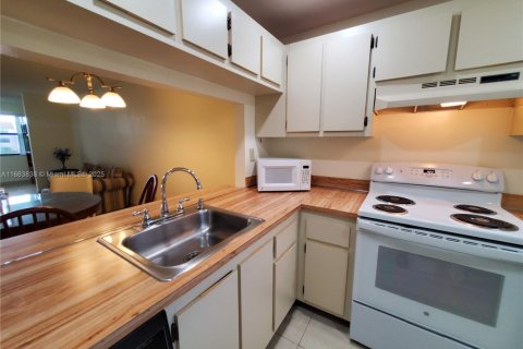 Condo in Sunrise, Florida, 2 bedrooms № 1981681 - photo 5