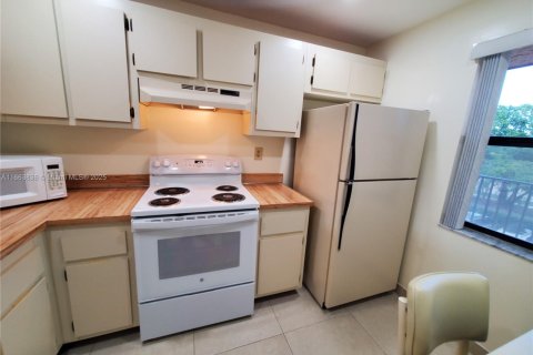 Condo in Sunrise, Florida, 2 bedrooms № 1981681 - photo 6