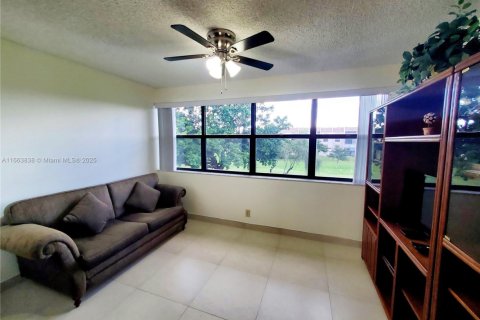 Condo in Sunrise, Florida, 2 bedrooms № 1981681 - photo 17