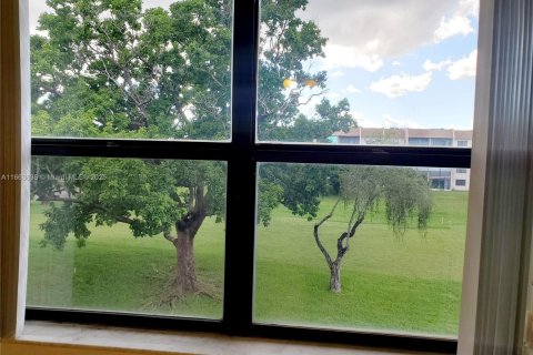 Condo in Sunrise, Florida, 2 bedrooms № 1981681 - photo 18