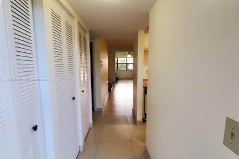 Condo in Sunrise, Florida, 2 bedrooms № 1981681 - photo 4