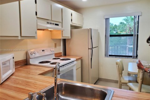 Condo in Sunrise, Florida, 2 bedrooms № 1981681 - photo 10