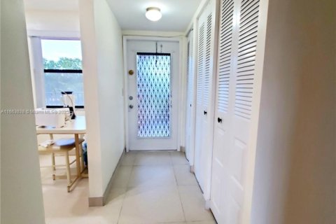 Condo in Sunrise, Florida, 2 bedrooms № 1981681 - photo 3