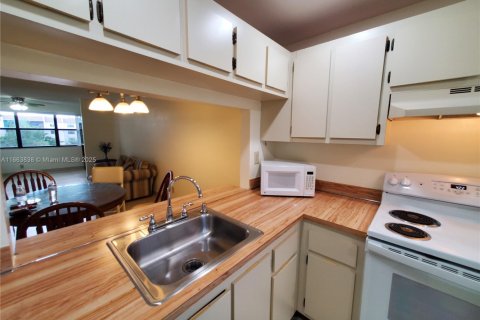 Condo in Sunrise, Florida, 2 bedrooms № 1981681 - photo 9