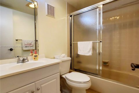 Condo in Sunrise, Florida, 2 bedrooms № 1981681 - photo 28