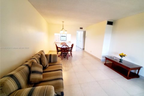 Condo in Sunrise, Florida, 2 bedrooms № 1981681 - photo 15
