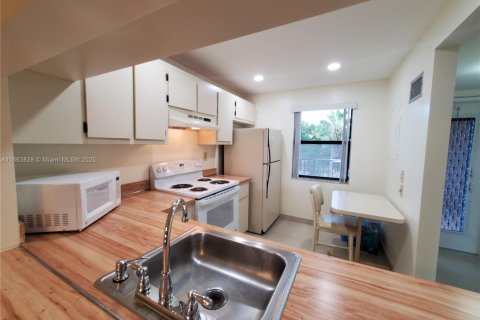 Condo in Sunrise, Florida, 2 bedrooms № 1981681 - photo 7