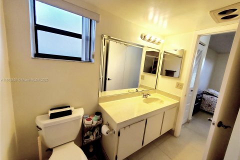 Condo in Sunrise, Florida, 2 bedrooms № 1981681 - photo 30