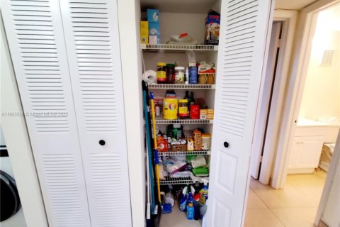 Condo in Sunrise, Florida, 2 bedrooms № 1981681 - photo 12