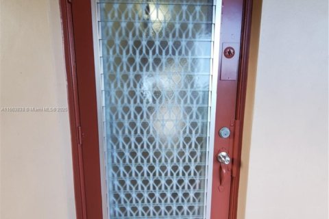 Condo in Sunrise, Florida, 2 bedrooms № 1981681 - photo 2