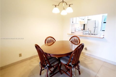 Condo in Sunrise, Florida, 2 bedrooms № 1981681 - photo 14