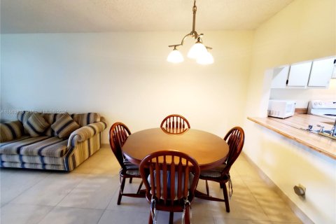 Condo in Sunrise, Florida, 2 bedrooms № 1981681 - photo 11