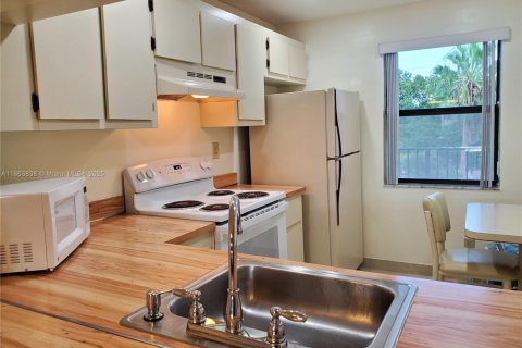 Condo in Sunrise, Florida, 2 bedrooms № 1981681 - photo 8