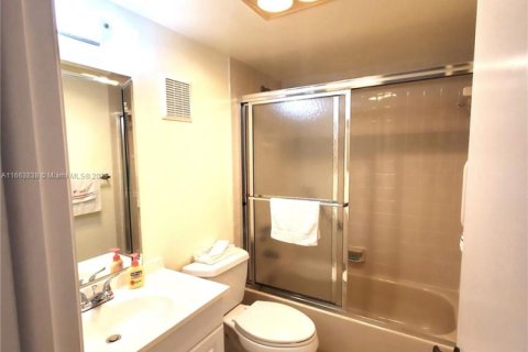 Condo in Sunrise, Florida, 2 bedrooms № 1981681 - photo 29