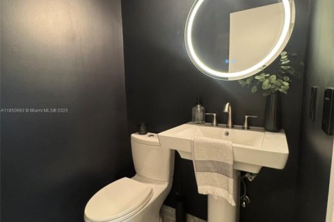 Townhouse in Miami, Florida 2 bedrooms, 92.9 sq.m. № 1854762 - photo 24