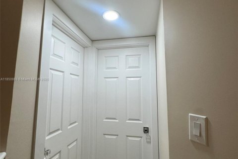 Townhouse in Miami, Florida 2 bedrooms, 92.9 sq.m. № 1854762 - photo 29