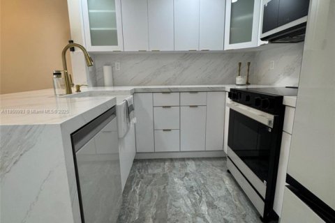 Townhouse in Miami, Florida 2 bedrooms, 92.9 sq.m. № 1854762 - photo 15