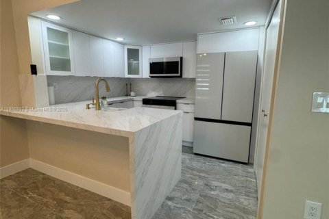 Townhouse in Miami, Florida 2 bedrooms, 92.9 sq.m. № 1854762 - photo 14