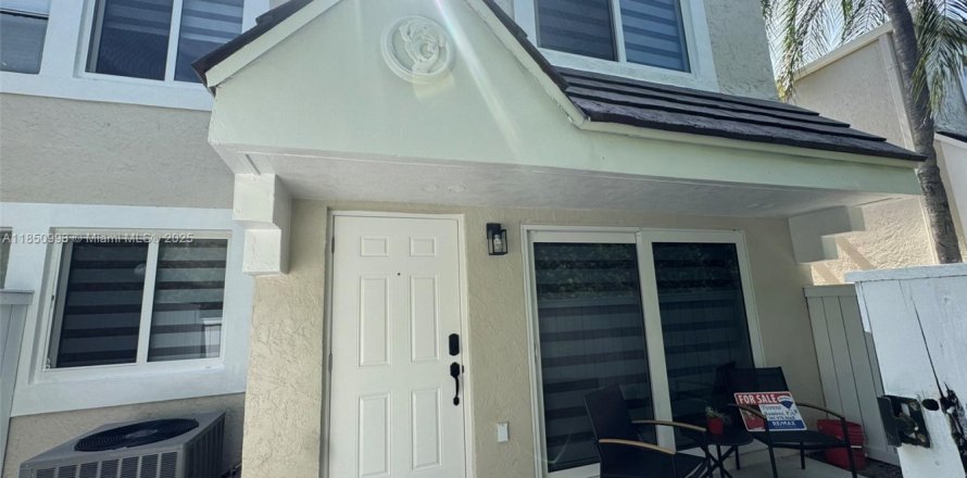 Townhouse in Miami, Florida 2 bedrooms, 92.9 sq.m. № 1854762