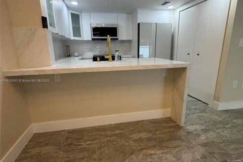 Townhouse in Miami, Florida 2 bedrooms, 92.9 sq.m. № 1854762 - photo 13