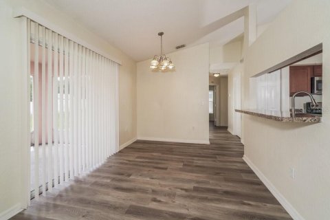 Villa ou maison à louer à Winter Haven, Floride: 3 chambres, 173.17 m2 № 2383522 - photo 5