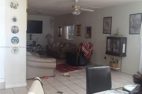 House in Hialeah, Florida 3 bedrooms, 187.85 sq.m. № 1865585 - photo 9