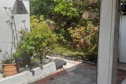 House in Hialeah, Florida 3 bedrooms, 187.85 sq.m. № 1865585 - photo 5