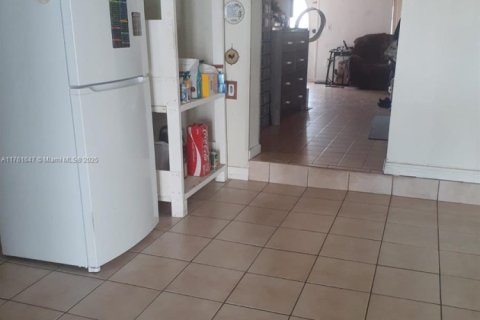 House in Hialeah, Florida 3 bedrooms, 187.85 sq.m. № 1865585 - photo 8