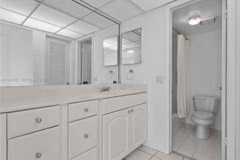 Condo in Key Biscayne, Florida, 2 bedrooms  № 2003041 - photo 22