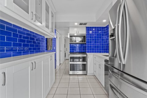 Condo in Key Biscayne, Florida, 2 bedrooms  № 2003041 - photo 15