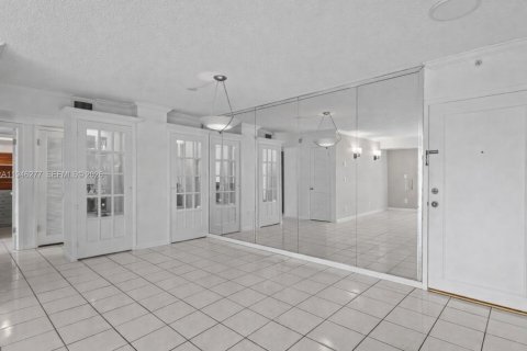 Condo in Key Biscayne, Florida, 2 bedrooms  № 2003041 - photo 13