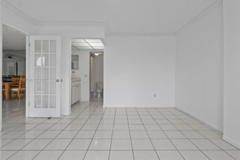 Condo in Key Biscayne, Florida, 2 bedrooms  № 2003041 - photo 20