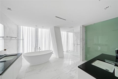 Condo in Miami, Florida, 4 bedrooms  № 1964133 - photo 6