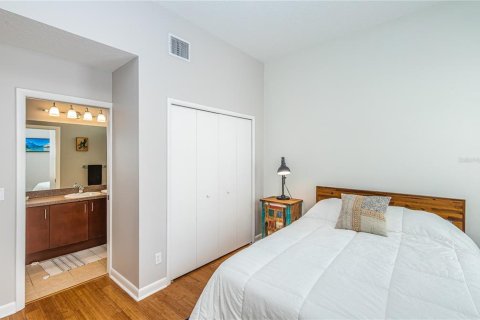 Condo in Saint Petersburg, Florida, 2 bedrooms  № 2198075 - photo 25