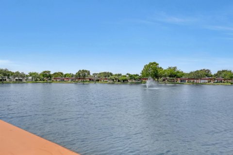 Condo in Lake Worth, Florida, 2 bedrooms  № 1179443 - photo 1