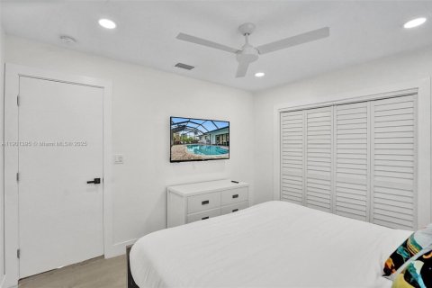 House in Hollywood, Florida 8 bedrooms, 355.35 sq.m. № 2012630 - photo 30